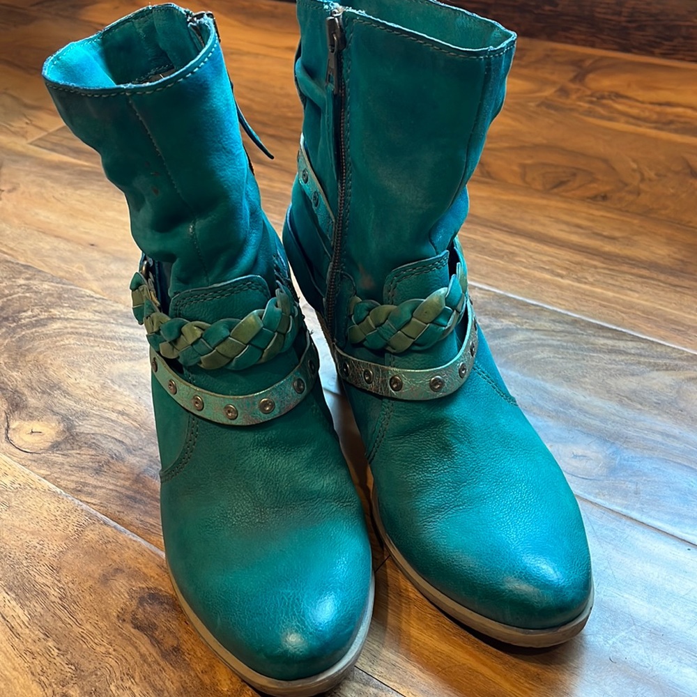 Gorgeous turquoise leather heeled ankle boots!